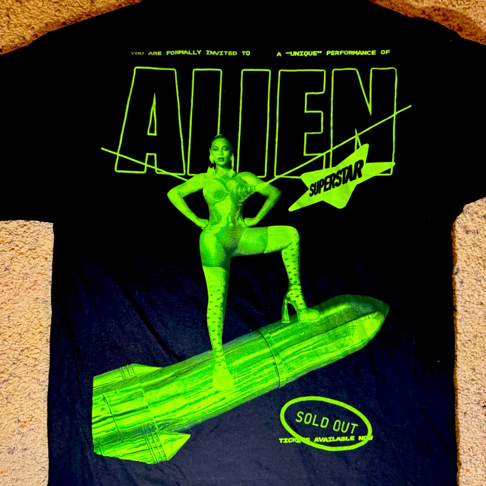 Beyoncé Renaissance world tour T-shirt black with green alien NWOT